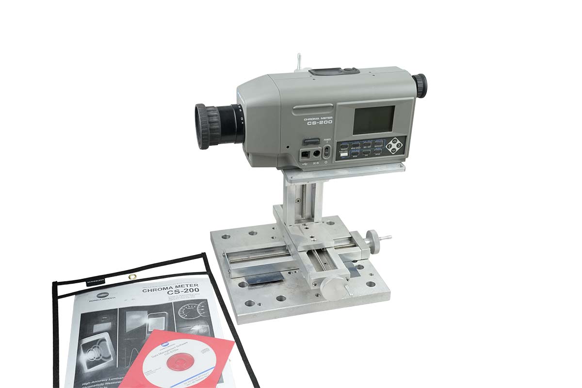 KONICA MINOLTA MODEL CS-200 CHROMA METER MOUNTED ON ALUMINUM 2 AXIS STAGE KONICA MINOLTA MODEL CS-200