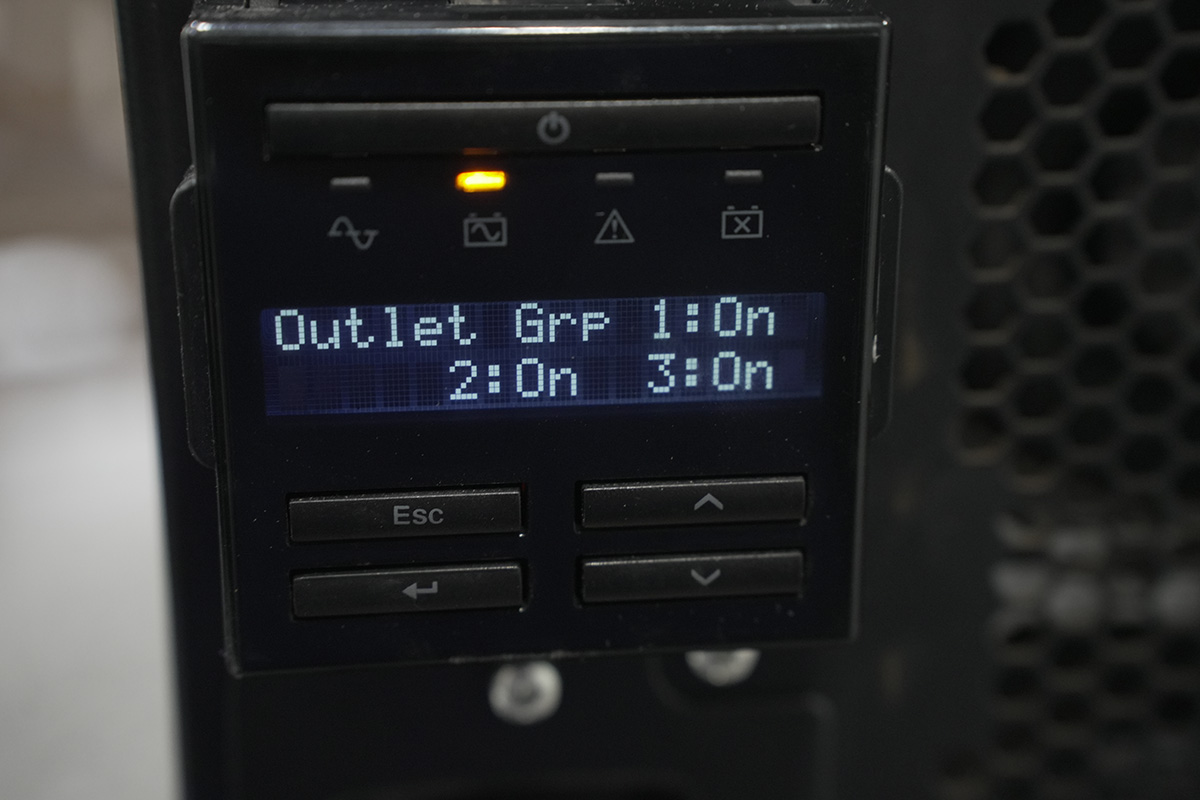 APC Smart-UPS X3000 SMX3000LV 3000VA 2700W Rack/Tower UPS Battery Backup 120V APC Smart-UPS X3000 SMX3000LV 3000VA 2700W Rack/Tower UPS Battery Backup 120V