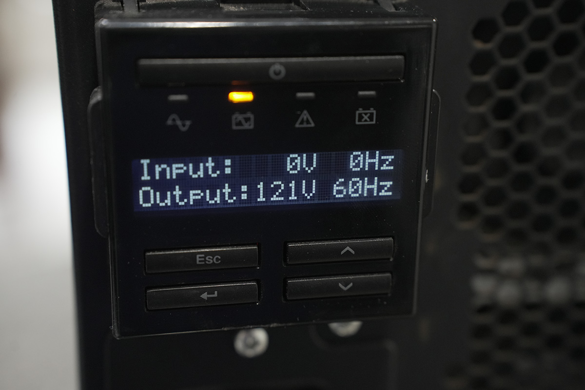 APC Smart-UPS X3000 SMX3000LV 3000VA 2700W Rack/Tower UPS Battery Backup 120V APC Smart-UPS X3000 SMX3000LV 3000VA 2700W Rack/Tower UPS Battery Backup 120V